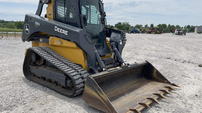 2021 DEERE 331G